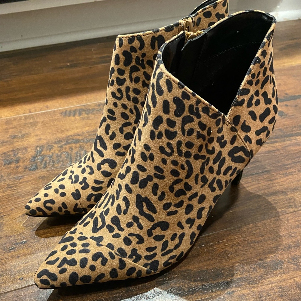 Fergalicious Bootie - size women’s 9